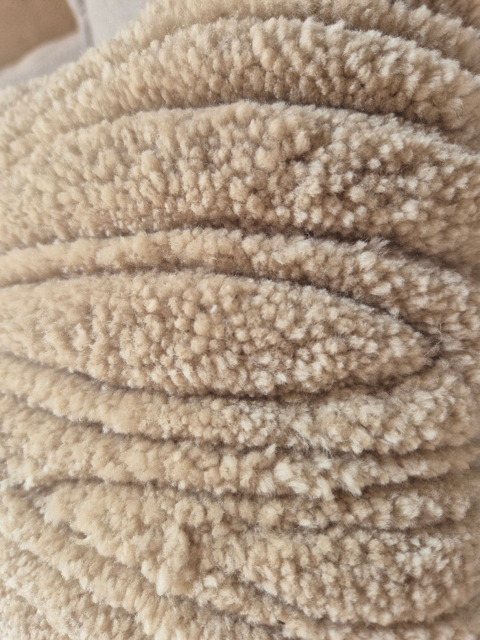 Coussin Sillage en laine réalisé à la main par Maison Laëne