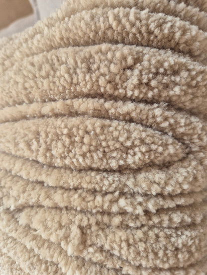 Coussin Sillage en laine réalisé à la main par Maison Laëne