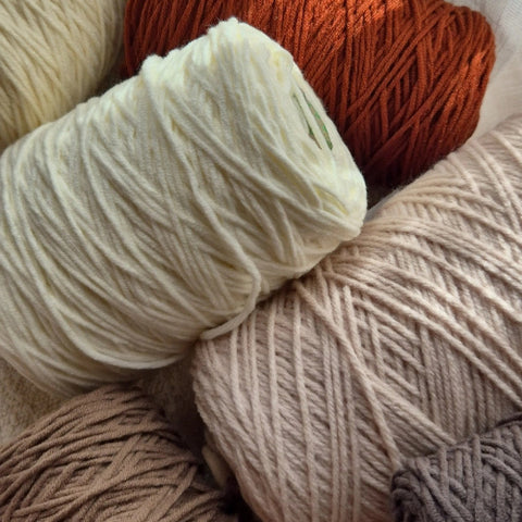 Pelotes de laine dans l'atelier de Maison Laëne